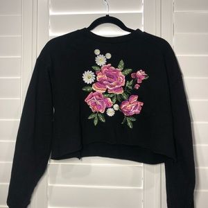 CROPPED BLACK CREWNECK FLORAL EMBROIDERY